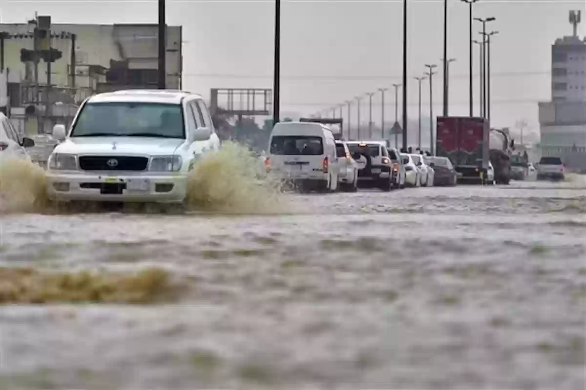 طقس شديد الحرارة ورياح متربة مع أمطار رعدية غزيرة